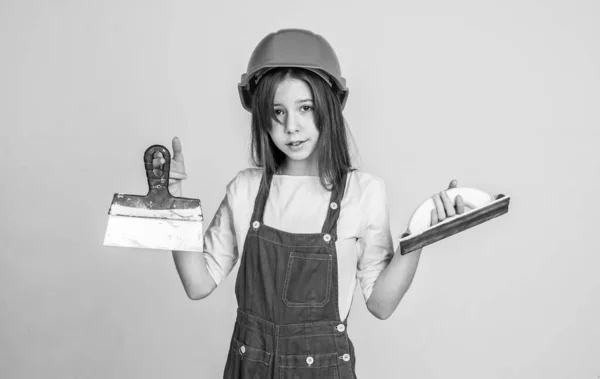Девушка Работница Защитном Шлеме Униформе Использовать Лопатки Инструмент Оборудование — стоковое фото