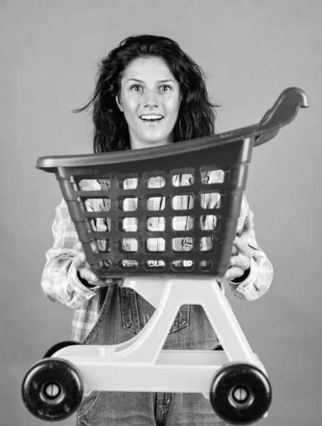 Czarna Wyprzedaż Piątek Kobieta Wózkiem Zakupy Zakup Cyberponiedziałek Koncepcja Zakupów — Zdjęcie stockowe