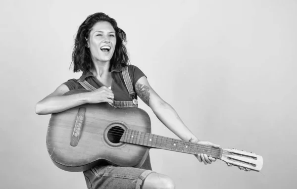 Happy Pretty Woman Brunette Hair Play Acoustic Guitar Music — Stock Photo, Image