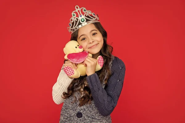 Щаслива Мила Дитина Короні Королеви Принцеса Тіарі Дитина Тримає Іграшку — стокове фото