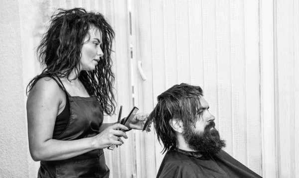 Barbearia Preparar Corte Cabelo Perfeito Mestre Barbeiro Cortar Cabelo Com — Fotografia de Stock