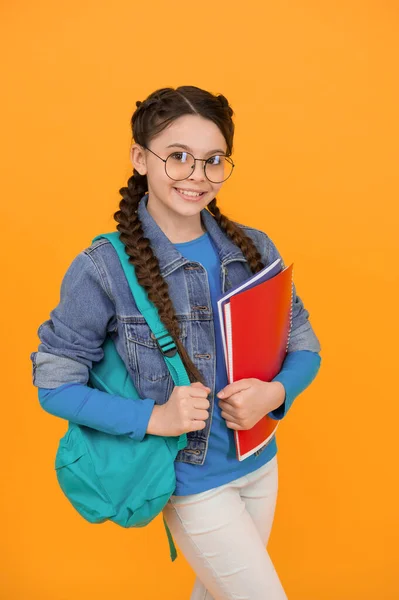 Rutina Estudio Feliz Niño Vuelta Escuela Niña Pequeña Sostiene Libros — Foto de Stock