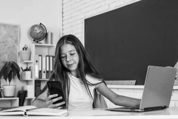 Usmívající Teen Dívka Dělat Selfie Smartphone Počítače Škole Učebna Moderní — Stock fotografie