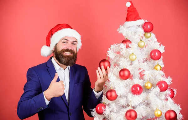 日安节日快乐冬季销售 快乐的圣诞节 留着胡子的男人 圣诞老人帽子拿着圣诞球 魔法创造力 白色的圣诞节 商人装饰新年树 男人庆祝圣诞节 — 图库照片