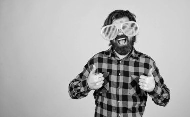 Vahşi adam kareli gömlek giyiyor. Bıyıklı erkek eğleniyor. Yakışıklı hippi partisi müdavimi. Olgun bir adamın baş parmağını göstermesi. kopyalama alanı. Komik gözlüklü sakallı adam. Gelmiş geçmiş en iyi parti.