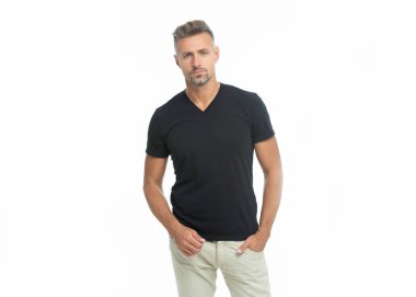 Boz adamın stüdyo çekimi. Beyaz arka planda izole edilmiş olgun, kır saçlı bir adam. Gri tişörtlü, kır saçlı adam. Boz adam tarzı..