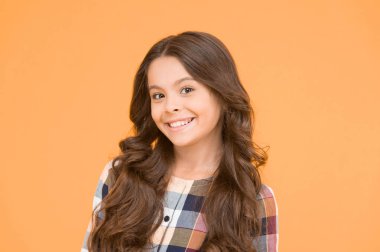 Mükemmel kıvırcık saç modeli. Farklı şekilli kıvırma değnek saçınıza yapmak. Sıkıca tanımlanmış halkalardan gevşek sahil dalgalarına kadar. Eğri yumuşak kıvırma maşa. Kıvırcık ve mutlu. Küçük gülümseyen çocuk kıvırcık saç modeli.