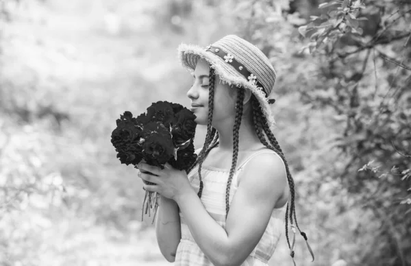 Hasır Şapkalı Mutlu Bir Genç Kız Yaz Çiçekleri Doğa Güzellik — Stok fotoğraf
