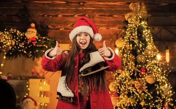 快乐和喜悦 孩子们快乐的女孩找到了圣诞礼物 圣诞活动 圣诞快乐 祝你圣诞快乐 快乐童年的概念 是时候创造奇迹了小子桑塔帽子 圣诞老人带来了礼物 — 图库照片