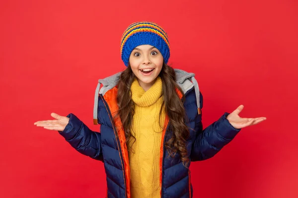 Portrét Dítěte Teplých Šatech Vyjádřit Pozitivní Emoce Zimní Móda Překvapený — Stock fotografie