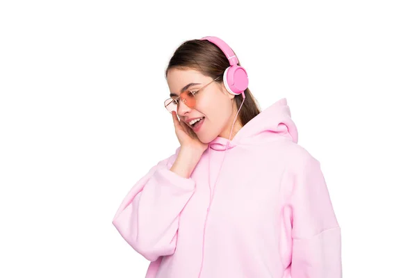 Mutlu Kadın Günlük Pembe Kapüşonlu Gözlüklü Olarak Öğreniyor Nternetten Kulaklık — Stok fotoğraf
