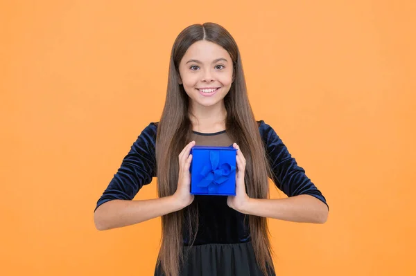 Verbaasd Meisje Kind Shopper Met Gelukkig Gezicht Holding Gift Box — Stockfoto