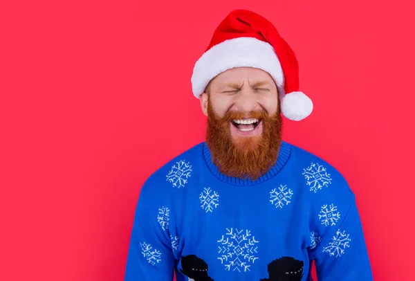 快乐圣诞老人的画像被红色隔开了 在圣诞老人的帽子工作室里 满脸胡须的男人笑着闭上眼睛 圣诞快乐的派对 祝您新年快乐 庆祝寒假 圣诞节快乐 复制空间 — 图库照片