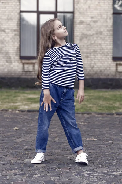 Moda Tasarımı Hayal Gücünün Ötesinde Moda Görünümlü Küçük Bir Çocuk — Stok fotoğraf
