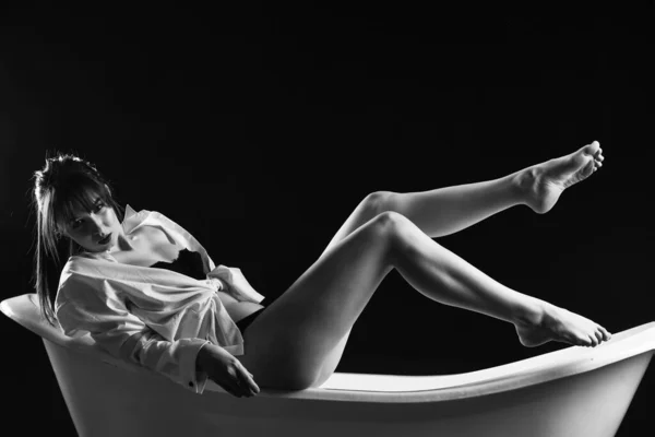 Fille Sensuelle Porter Chemise Masculine Femme Assise Dans Bain Concept — Photo