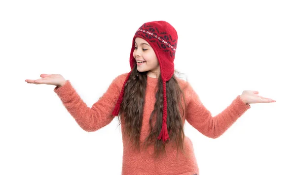 Έφηβος Κορίτσι Μοντέλο Στο Καπέλο Του Αυτιού Που Παρουσιάζει Προϊόν — Φωτογραφία Αρχείου