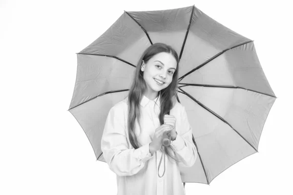 快乐的少女在粉红色的雨伞下 秋天的天气与世隔绝在白色的复制空间里 — 图库照片