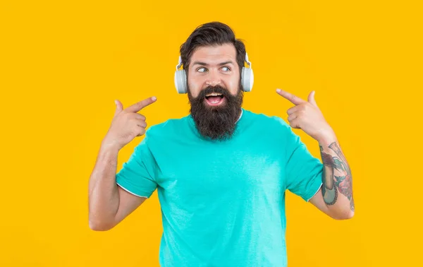 Een Gechoqueerde Kerel Hipster Oortelefoons Die Muziek Luistert Studio Foto — Stockfoto