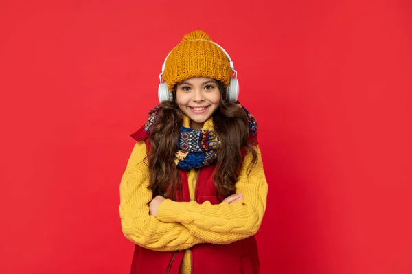 Esprimere Emozione Positiva Moda Invernale Teen Girl Cappello Auricolari Incrociate — Foto Stock