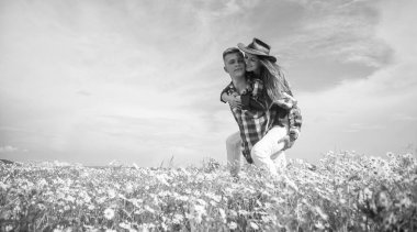 Aşk zamanı. Aşk ve romantizm. Romantik ilişki. Birbirine aşık güzel bir çift. Papatya çiçeği tarlasında kadın ve erkek. Yaz tatili. Çiçekler arasında mutlu bir aile. bahar doğası güzelliği.