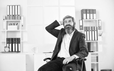 Yakışıklı adam gelecekteki başarısını düşünüyor. Ofiste duran bir iş adamının portresi. Profesyonel iş adamı ortağını bekliyor. İş adamı şık günlük kıyafetler giyiyor..