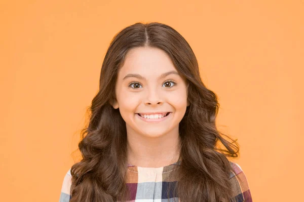 Educación Que Hace Feliz Niño Niña Feliz Sobre Fondo Amarillo —  Fotos de Stock