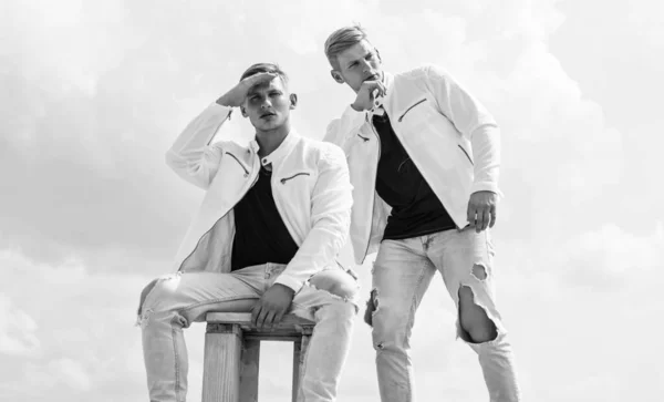 Beyaz Giysili Ikiz Kardeşler Birbirine Benzer — Stok fotoğraf