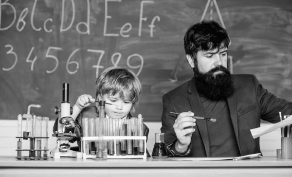 Φιάλη Στο Χέρι Επιστήμονα Δοκιμαστικούς Σωλήνες Γιος Και Πατέρας Στο — Φωτογραφία Αρχείου