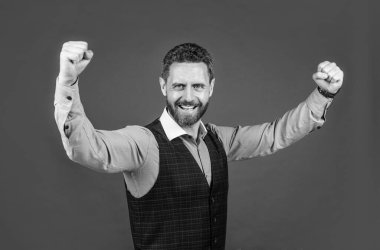 Başarıyı kutlamak. Takım elbiseli mutlu sakallı iş adamı. Tüylü kendine güvenen bir adam. İş modası tarzı. Başarılı erkek CEO. Patron ve çalışan. Güven ve başarı. Formalite işçisi..