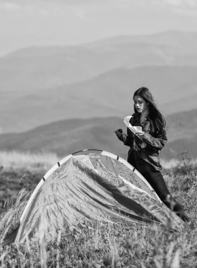 Kamp becerileri konsepti. Kamp ve yürüyüş. Dağlarda tatil. Kamp gezisi. Çadır kuracak bir ortağın olması ne güzel. Kızlar dağın tepesine çadır kurdular. Hiçliğin ortasında. Geçici konut.