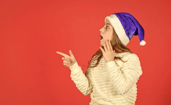 Convite Natal Menina Adorável Usar Papai Noel Chapéu Fundo Vermelho — Fotografia de Stock