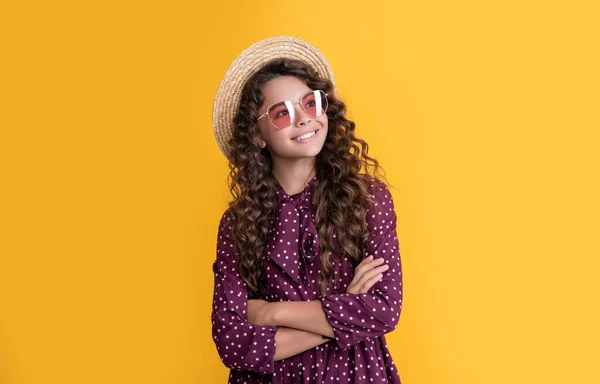 Niño Alegre Sombrero Paja Gafas Sol Con Pelo Largo Rizado — Foto de Stock