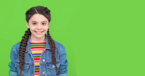 Sonríe Tus Labios Niño Feliz Sonrisa Fondo Verde Niña Con —  Fotos de Stock