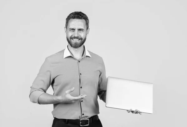 Счастливый Зрелый Амбициозный Человек Бизнесмен Рубашке Гризли Бороду Представляя Продукт — стоковое фото