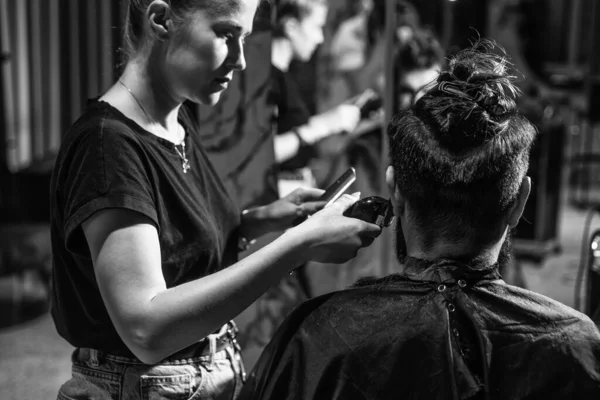 Ottenere Forma Perfetta Uomo Barbuto Maturo Ottenere Taglio Capelli Barba — Foto Stock