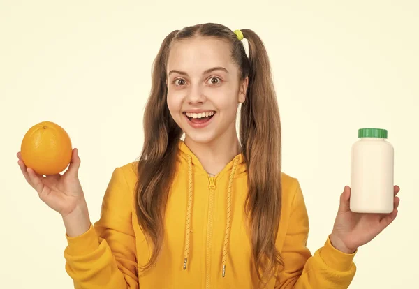 Boldog Tini Lány Választhat Narancssárga Gyümölcs Vitamin Pirula Üvegben Elszigetelt — Stock Fotó