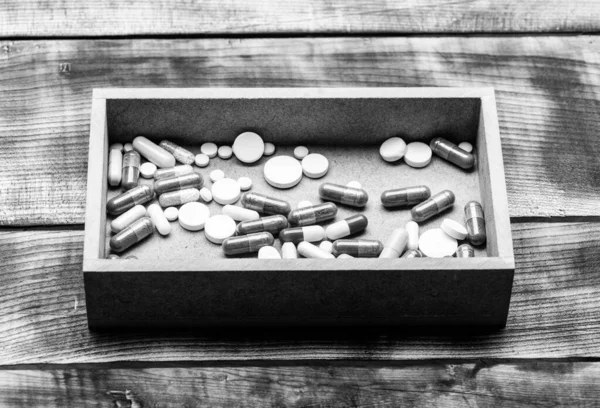適切な薬局を選択してください 薬の処方薬だ 医薬品の手配だ 柱箱の木の背景 医薬品だ 医薬品だ — ストック写真