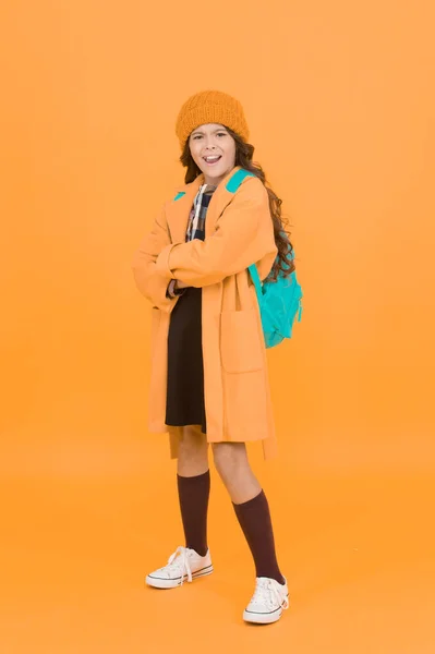 毎日の学校生活のための衣装 クールでスタイリッシュな感じ 秋のファッション スタイリッシュな帽子とコートを着た小さな女の子 女子高生派手な子供 服の美学 秋の衣装 現代の十代の衣装の概念 — ストック写真