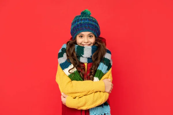 Menina Adolescente Chapéu Inverno Malha Cachecol Sentir Frio Fundo Vermelho — Fotografia de Stock