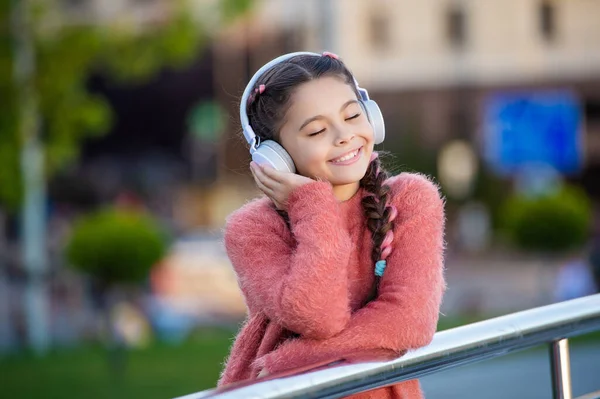 Adolescente Feliz Gosta Ouvir Música Adolescente Melomaníaco Ouvindo Música Livre — Fotografia de Stock