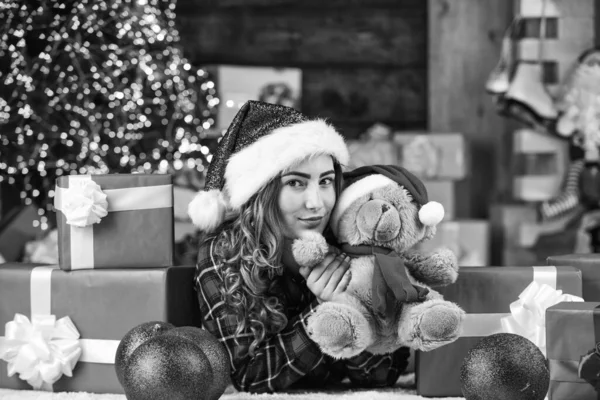 Fira Högtiden Julförberedelser Lycklig Flicka Vid Julgranen Kvinnan Njuter Festligt — Stockfoto