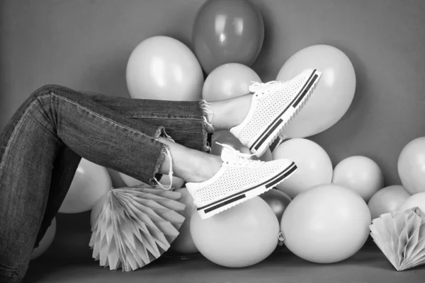 カラフルな風船でレースとスポーティーな快適な靴の女性の足 ショッピング — ストック写真