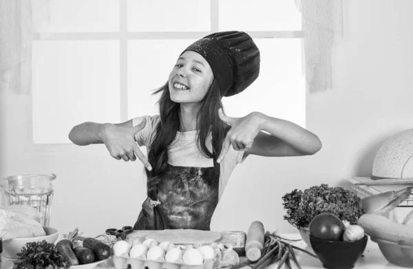 Criança Divertindo Enquanto Cozinha Felicidade — Fotografia de Stock