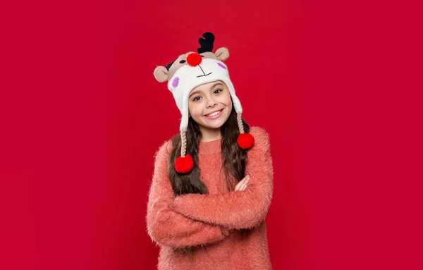 Sorrindo Menina Adolescente Chapéu Moda Inverno Isolado Fundo Vermelho Menina — Fotografia de Stock