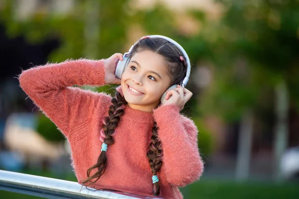 Menina Feliz Gostando Ouvir Música Adolescente Gostando Música Tocando Fones — Fotografia de Stock