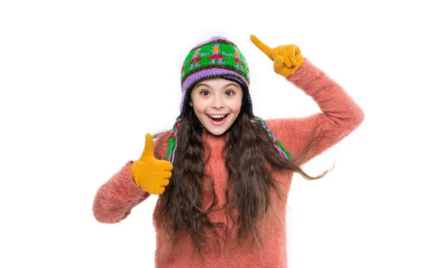 Menina Adolescente Chapéu Inverno Mostrar Polegar Para Cima Isolado Fundo — Fotografia de Stock