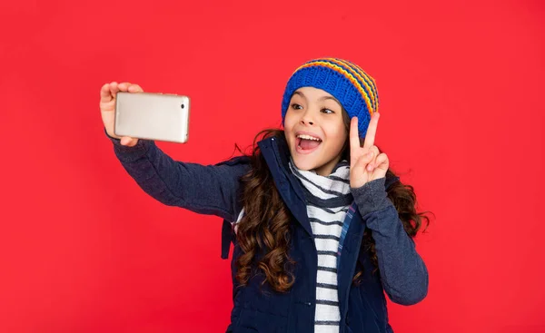 Menina Adolescente Espantado Colete Para Baixo Com Smartphone Retrato Criança — Fotografia de Stock