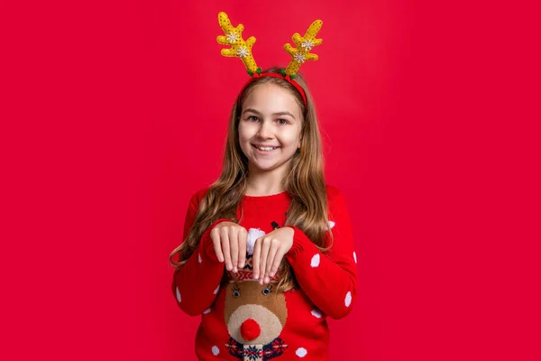 Χαρούμενη Χριστουγεννιάτικη Έφηβη Ελαφοκέρατα Μια Έφηβη Φοράει Πουλόβερ Και Ελάφια — Φωτογραφία Αρχείου