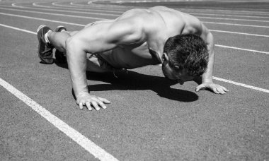 Sağlıklı yaşam tarzı rutini. Spor başarısı. Erkek sporcu sabah egzersizi yapar. şınav egzersizi. Sporcu dışarıda planking yapıyor. Sağlık hizmeti. Çekirdek kaslarını çalıştıran kaslı adam. Tahtadaki adam..