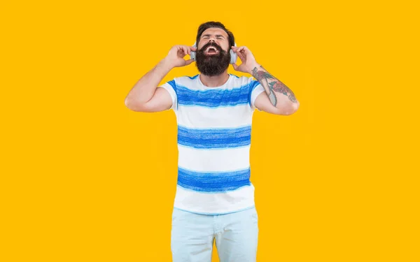Μοντέρνα Συσκευή Του Χαρούμενου Ανθρώπου Hipster Άνθρωπος Ακούστε Μουσική Ακουστικά — Φωτογραφία Αρχείου